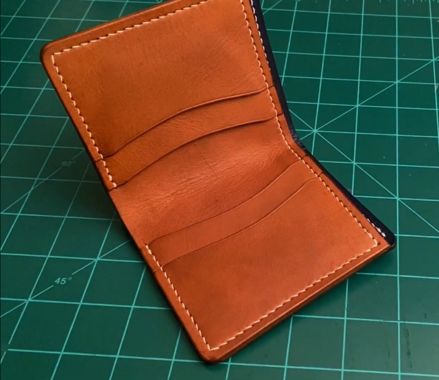 besplatnyj shablon koshelek bifold s poperechnymi karmanami ot makesupply leather 8d7e133.jpg